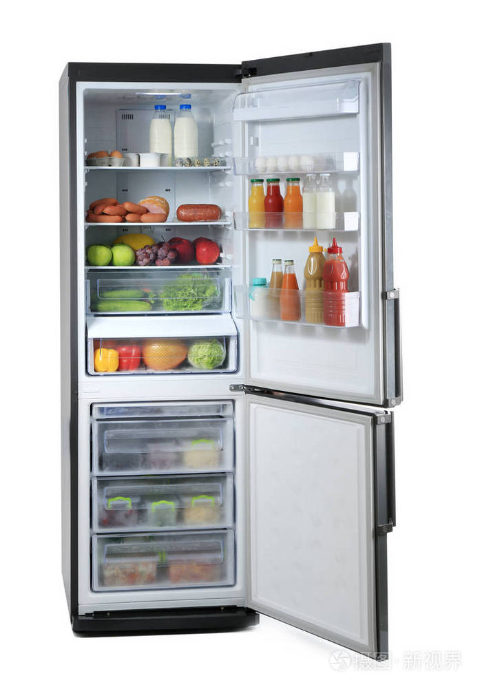 在白色背景下打开冰箱,装满不同的食物
