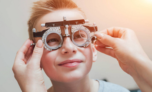 用眼镜矫正屈光不正.照片