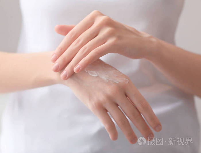 年轻女子涂手霜特写