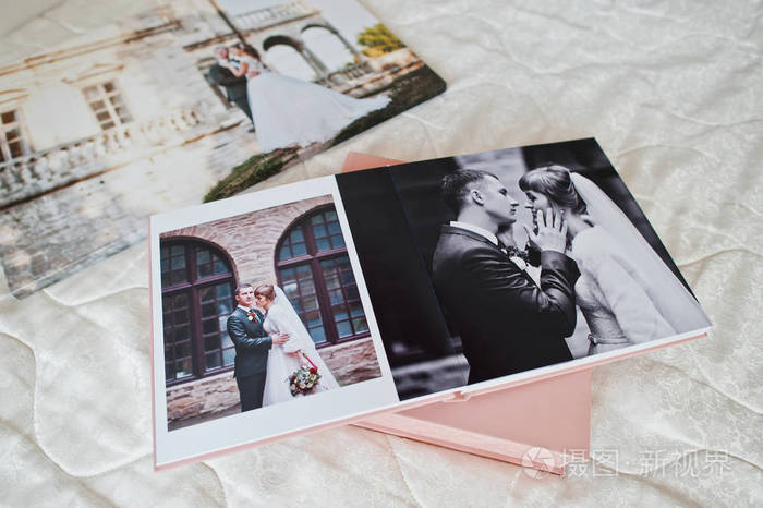 写真或相册在床上的婚礼照片页