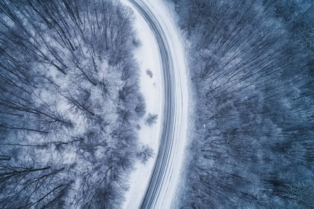 鸟瞰雪林与道路在Naoussa地区在希腊北部。 用无人机从上面捕获。