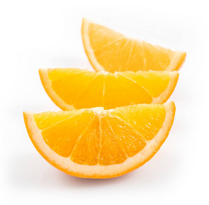 在白色背景下分离的橙色水果片