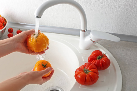 女洗蕃茄洗手池