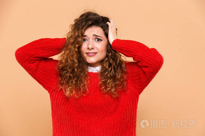 一个困惑的女孩的肖像手在她的头