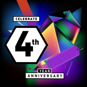 四周年纪念卡，有五颜六色的背景。 四年生日标志的几何色彩背景。