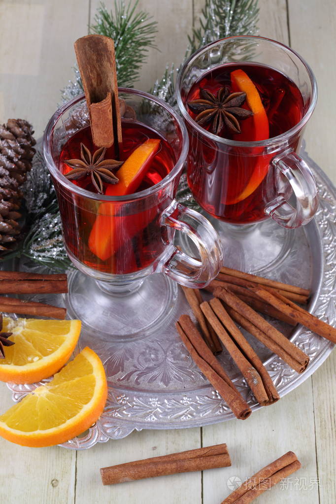 用肉桂和橘子覆盖葡萄酒