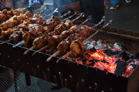 在街头快餐, 香肠, 热狗, 油炸肉类食品