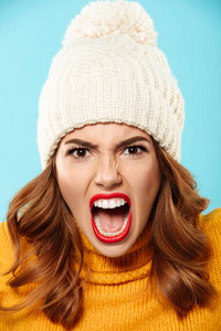 在冬天帽子关闭愤怒的愤怒的女孩的画像