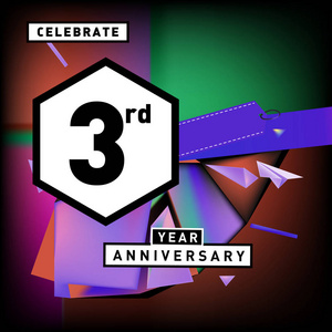 三周年纪念卡,有五颜六色的背景.三年生日标志的几何色彩背景.照片