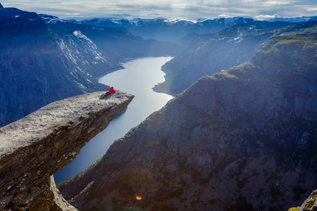 躺在 Trolltunga 的女人