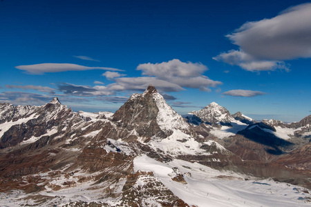 马特霍恩山的冬季全景，覆盖着云层，瓦莱州阿尔卑斯山，瑞士