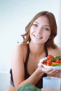素食主义者蔬菜沙拉微笑的年轻女子的画像