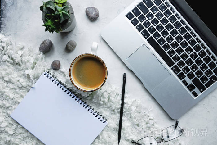 笔记本电脑, 咖啡杯, 笔记本和智能手机的白色背景