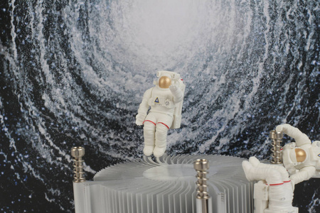 太空中漂浮着黑色背景的宇航员