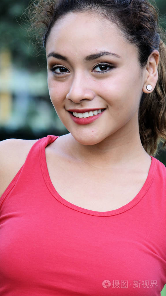 微笑的西班牙裔女性