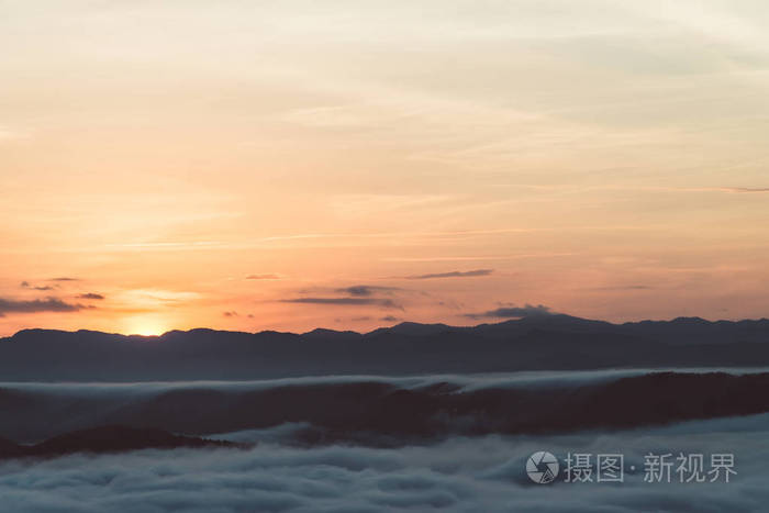 早晨美丽的雾海，有一层山和日出