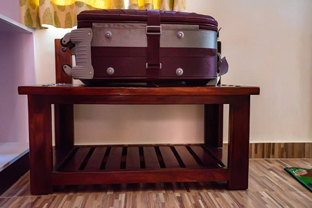 手提箱位于酒店的行李架上图片