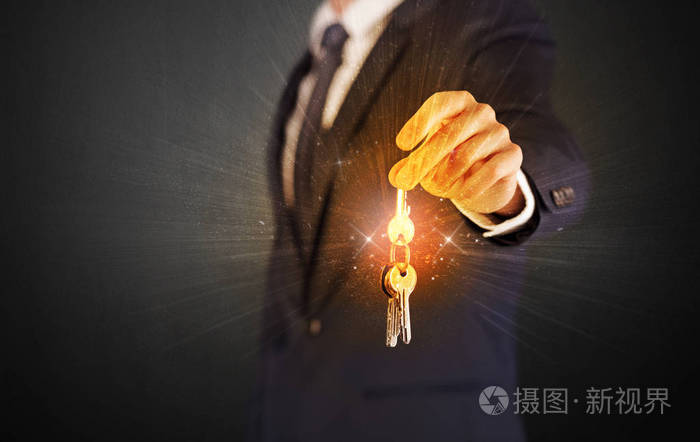 穿着西装的男人交出钥匙