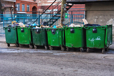 肮脏的垃圾桶在大城市街道充满废物