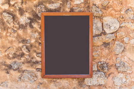 帕玛德马洛卡西班牙菜单板挂在石墙上。 菜单板。