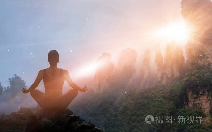 在日落山脉与大自然冥想瑜伽的妇女户外运动