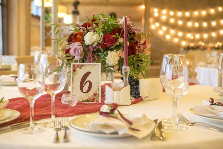 套在婚礼桌上的葡萄酒花, 被盘子包围, 标签