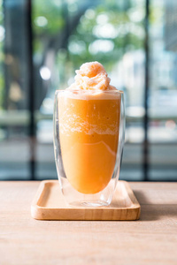 混合泰式奶茶奶昔照片