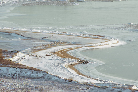 冰封海的蜿蜒海岸, 陆地上有沙子和冰
