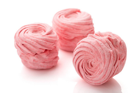 自制粉红色的西风或棉花糖隔离在白色