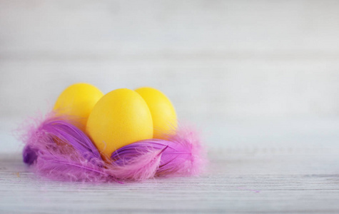 在巢中的黄色蛋。复活节快乐的概念