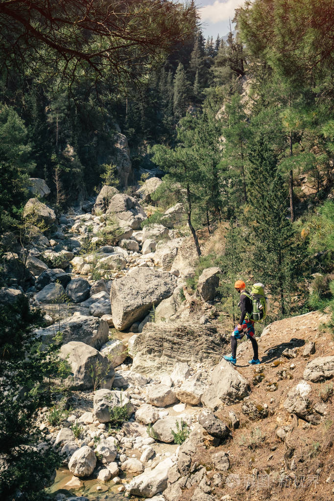 徒步旅行者在野外自然tahtali登上