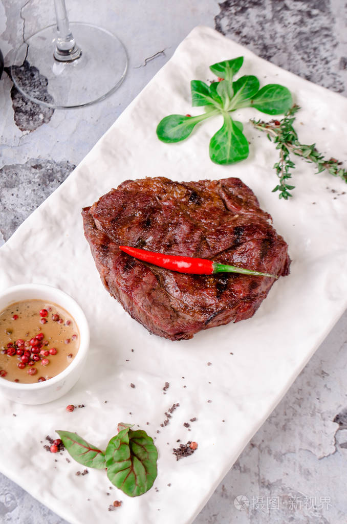 和玻璃的红酒在餐桌上, 餐厅的厨房概念