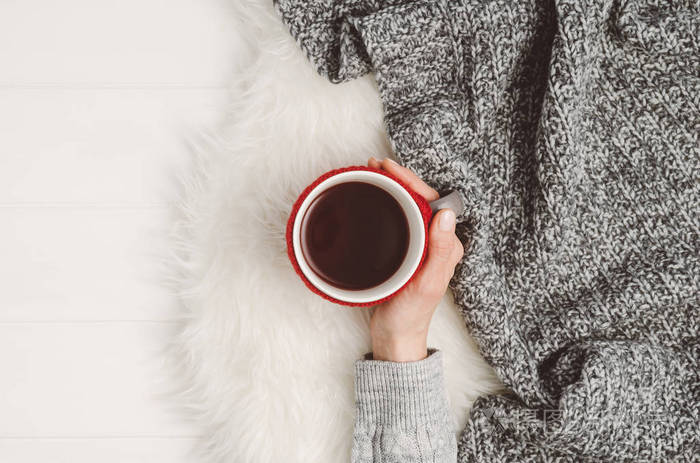 手捧杯茶.具有复制空间的顶部视图