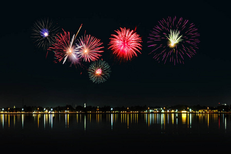 烟花在夜空中