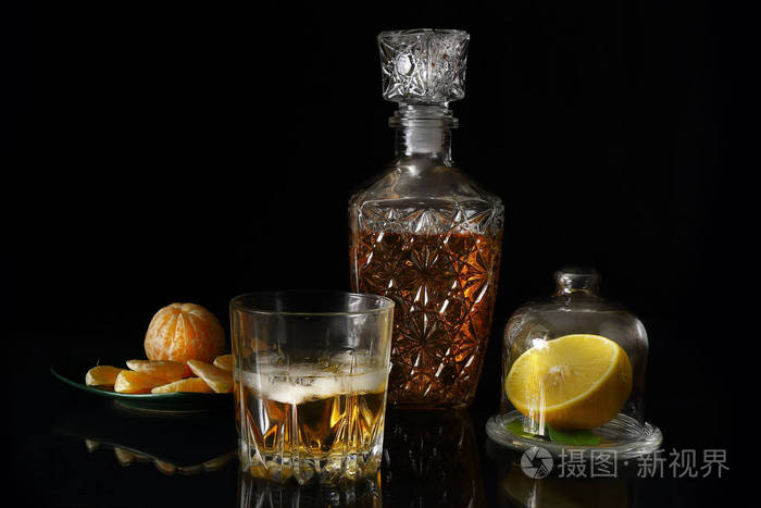 还有一杯威士忌和柠檬的生活