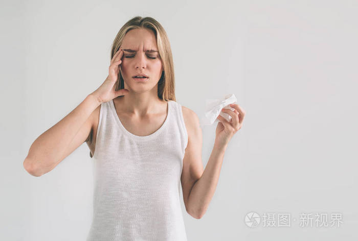 生病的女孩被孤立, 流鼻涕.女性模型为普通感冒做治疗
