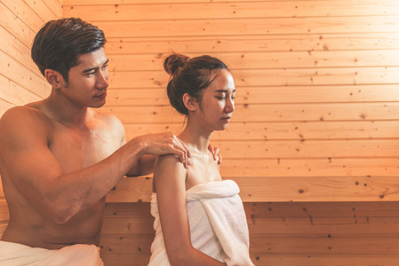 年轻的亚洲情侣或恋人在桑拿浴中有浪漫的放松