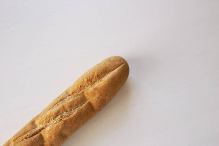 法式面包包在桌子上，白色背景。顶部视图与您的文本空间