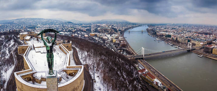 布达佩斯, 匈牙利空中地平线与自由女神像的全景地平线布达佩斯在冬天的时候与雪和云
