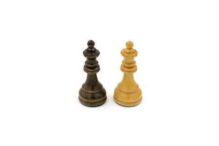 在白色背景上孤立的国际象棋人物