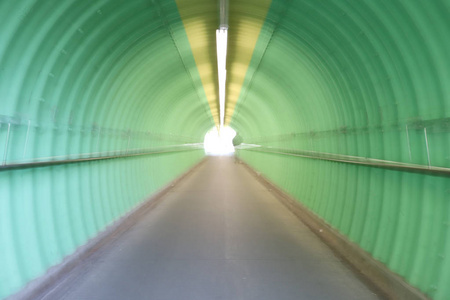 深绿色隧道恐怖感图片