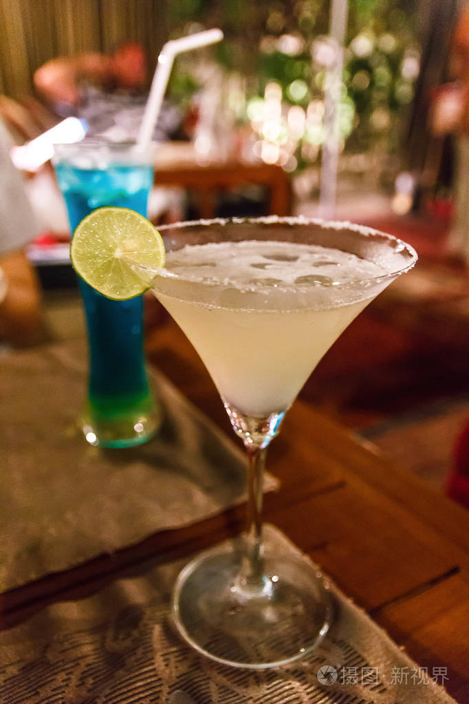 鸡尾酒在酒吧