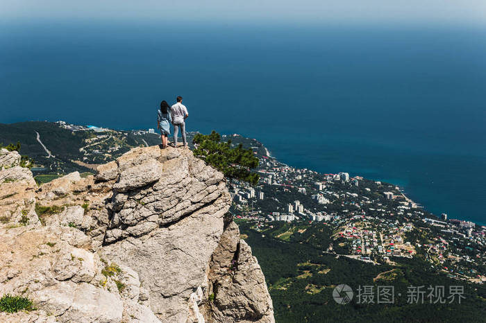 一对相爱的人旅行。 海上的男孩和女孩。 旅行者。 男人和女人在国外休息。 男人和女人之间的关系。 蜜月旅行。 新婚夫妇在度蜜月。