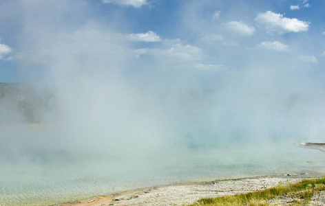 黄石国家公园烟雾弥漫的喷泉图片