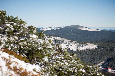 美丽的冬山。 雪纳天龙自然公园