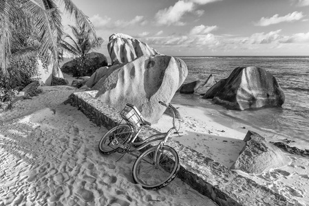 自行车停在美丽的热带海滩上。 假日概念。