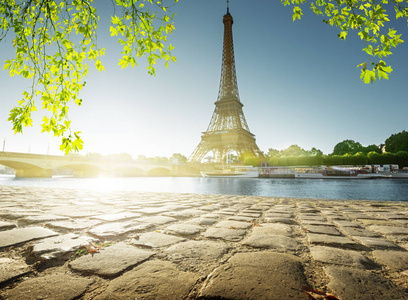 巴黎的春天时光, 埃菲尔铁塔