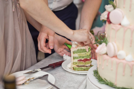 在婚礼上招待客人蛋糕的过程9683