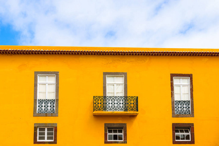 黄颜色的门面与旧堡垒萨奥蒂亚戈在富查尔镇马德拉岛葡萄牙
