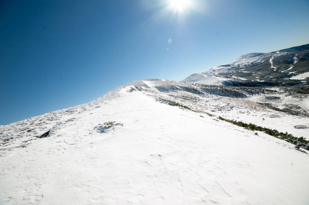 美丽的冬山。 国家自然公园。 冬天下雪